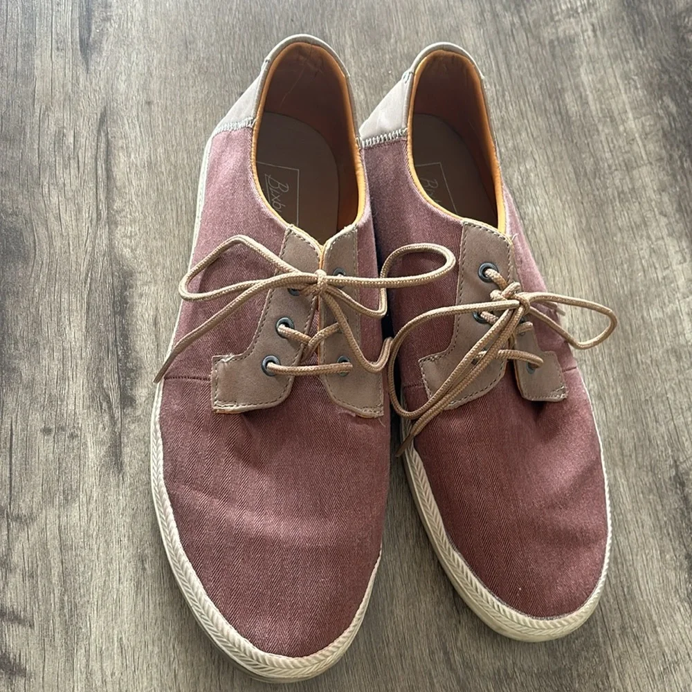 Like new Bixby Nomad lace up shoes size 10